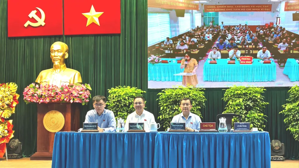 Tổ ĐBQH số 8 tiếp nhận các ý kiến của cử tri trực tiếp và trực tuyến. Ảnh: NGUYỄN TÂN
