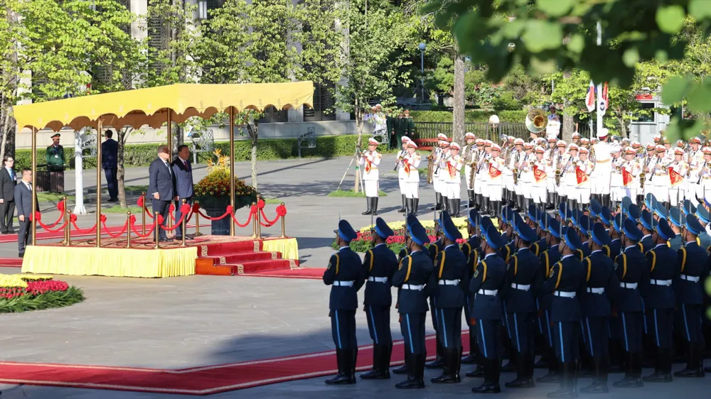 Tổng Bí thư, Chủ tịch nước Tô Lâm và Tổng thống nước Cộng hòa Panama José Raúl Mulino tại lễ đón chính thức. Ảnh: QUANG PHÚC