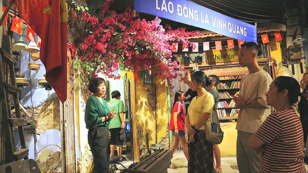 "Tour yêu nước - Chạm vào ký ức một thời" phục dựng những góc sinh hoạt đặc trưng của Hà Nội thời bao cấp. Ảnh: HÀ NGUYỄN
