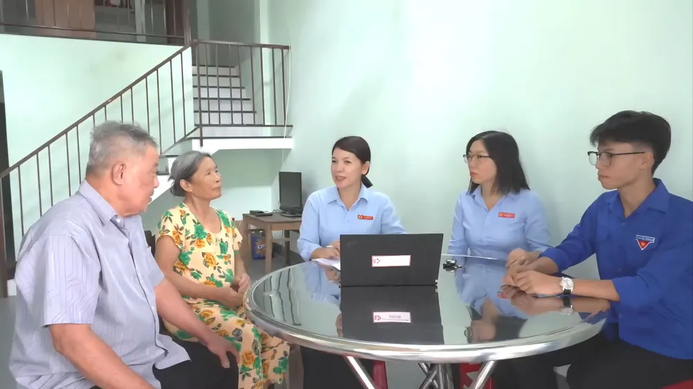 Cán bộ xã Hòa Tiến (TP Đà Nẵng) đến tận nhà để hướng dẫn người lớn tuổi sử dụng dịch vụ công trực tuyến và các kỹ năng số cơ bản