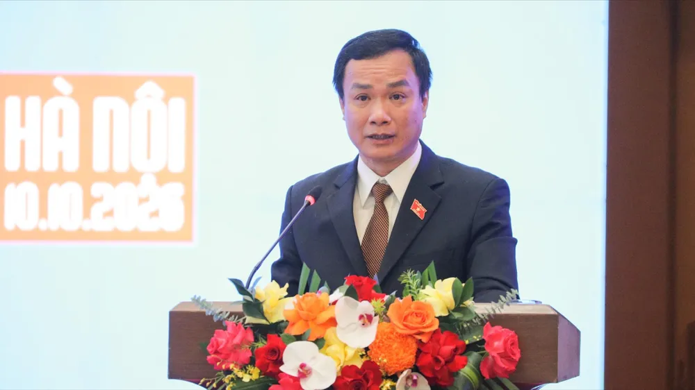 Phó Chủ nhiệm Ủy ban Văn hóa và Xã hội của Quốc hội Triệu Thế Hùng khai mạc hội thảo. Ảnh: CẨM HÀ 