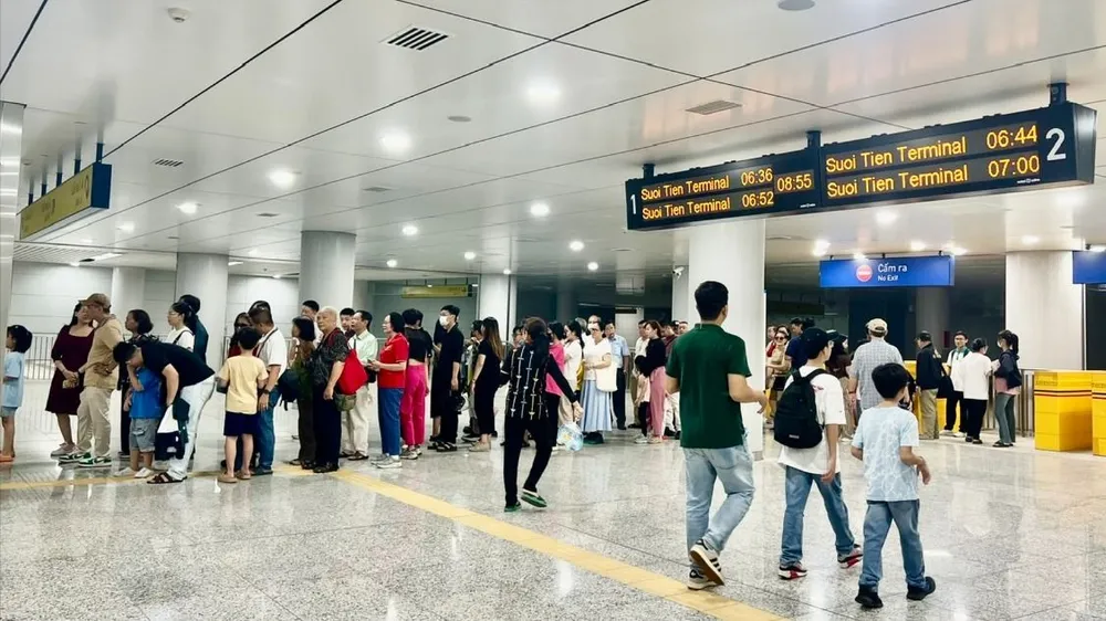 Hành khách xếp hàng mua vé metro. Ảnh: QUỐC HÙNG