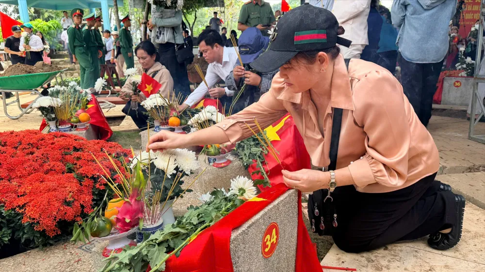 Đông đảo người dân đến nghĩa trang viếng các anh hùng liệt sĩ 