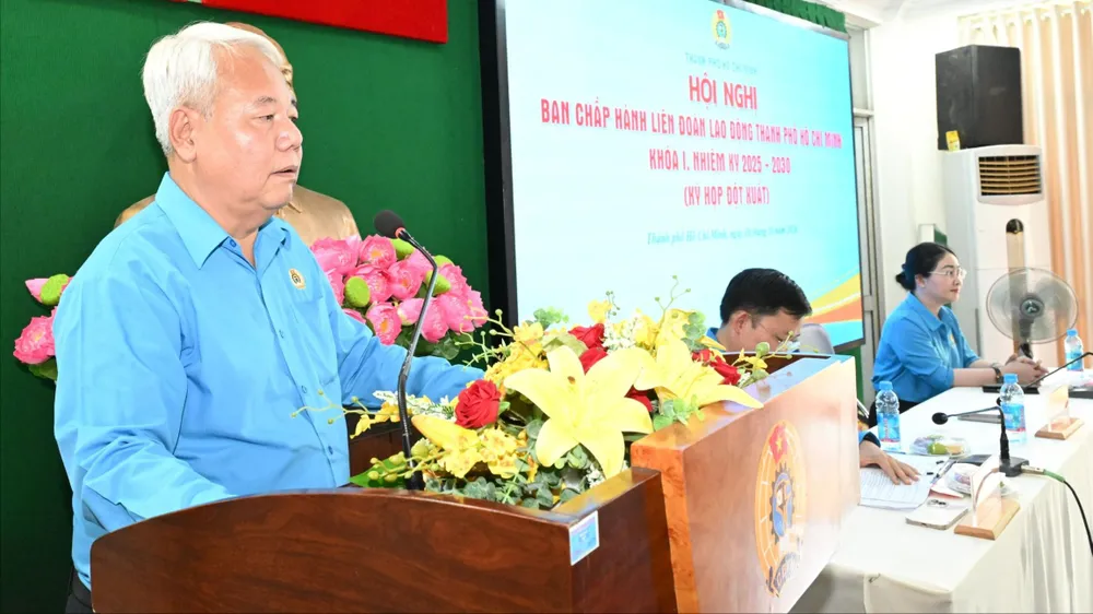 Đại biểu bỏ phiếu bầu chức danh Chủ tịch LĐLĐ TPHCM khóa I, nhiệm kỳ 2025-2030. Ảnh: VIỆT DŨNG