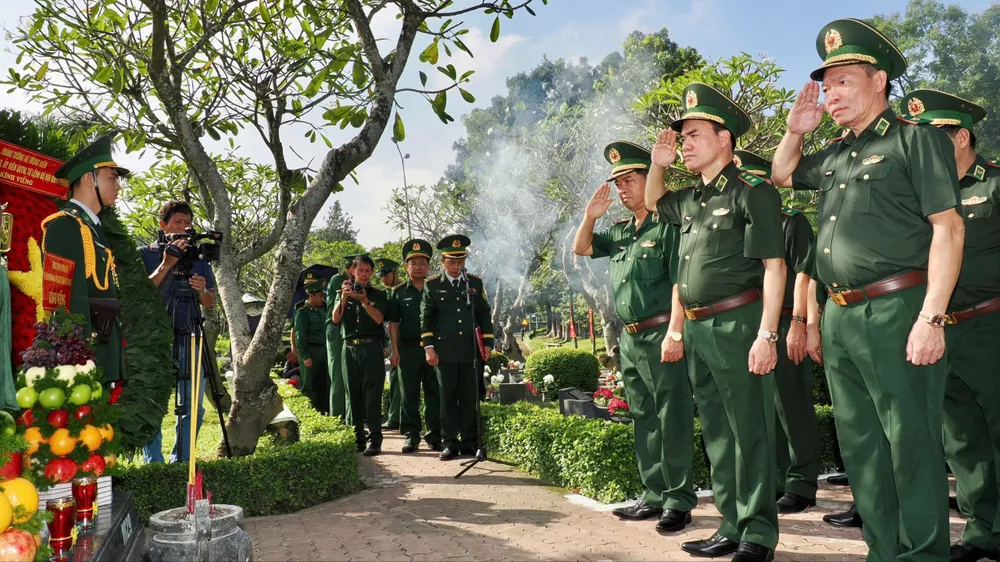 Bộ Tư lệnh Bộ đội Biên phòng dâng hoa, dâng hương tại Nghĩa trang Liệt sĩ TPHCM