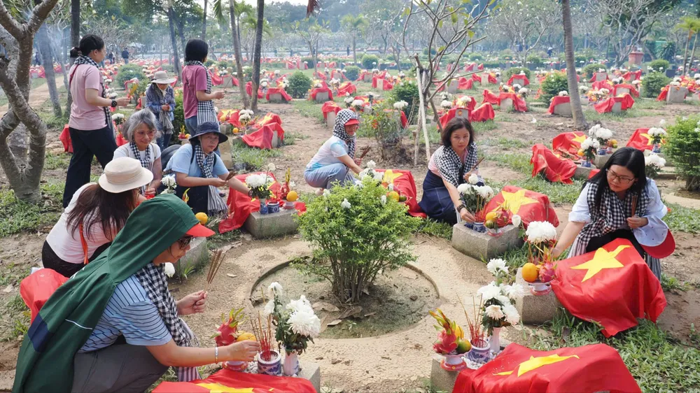 Người dân dành ngày nghỉ cuối tuần đến dâng hương tại Nghĩa trang Liệt sĩ TPHCM