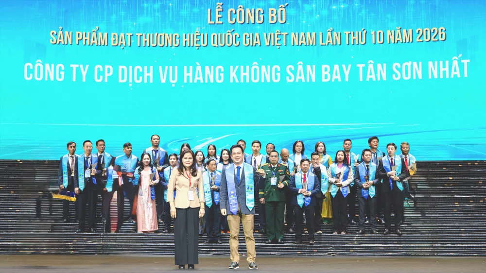 Ông Vũ Lê Quân, Chánh Văn phòng SASCO nhận biểu trưng Thương hiệu quốc gia Việt Nam năm 2026 tại lễ công bố