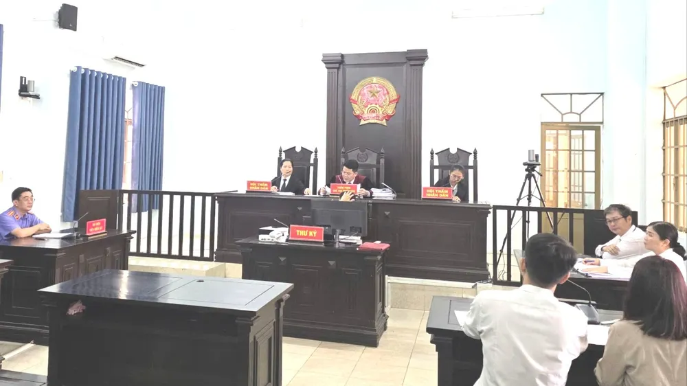 Phiên tòa xét xử VKS khởi kiện công ích, buộc doanh nghiệp trả lại tài sản công. Ảnh: SONG MAI