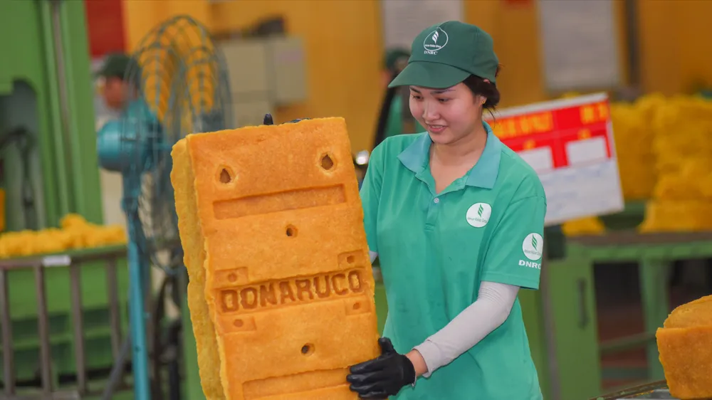 Công nhân đóng gói mủ cao su thiên nhiên xuất khẩu 