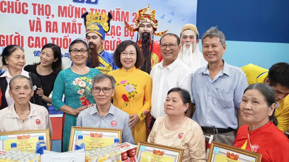 Phường Tân Thuận chúc thọ, mừng thọ người cao tuổi