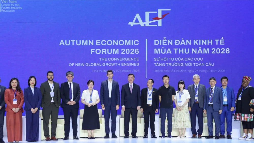 Phó Chủ tịch UBND TPHCM Nguyễn Công Vinh chụp ảnh cùng các diễn giả và đại biểu sau phiên tham luận. Ảnh: HÙNG TRIỀU