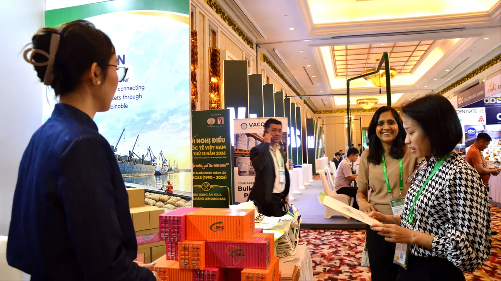 Đại diện doanh nghiệp nước ngoài tham quan các gian trưng bày sản phẩm điều chế biến tại hội nghị. Ảnh: ĐỨC TRUNG