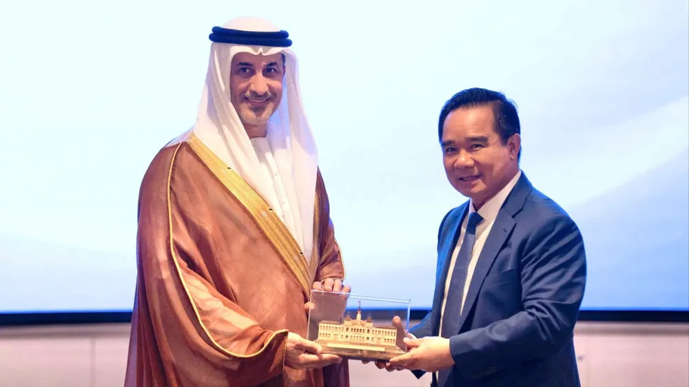 Chủ tịch UBND TPHCM Nguyễn Văn Được trao quà lưu niệm cho ông Saeed Al Hajeri, Quốc vụ khanh UAE. Ảnh T.H