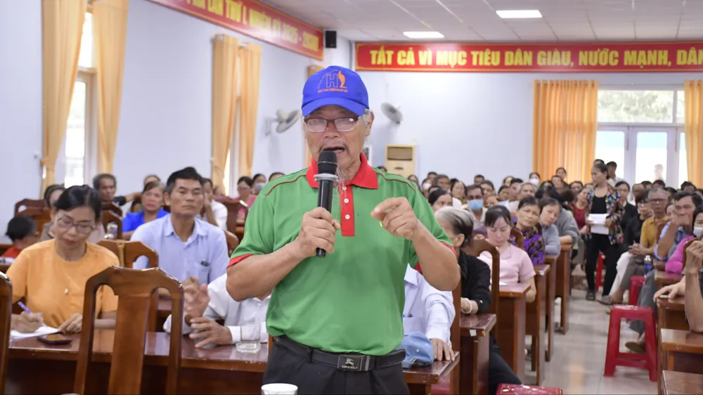 Người dân xã Châu Pha nêu ý kiến tại hội nghị
