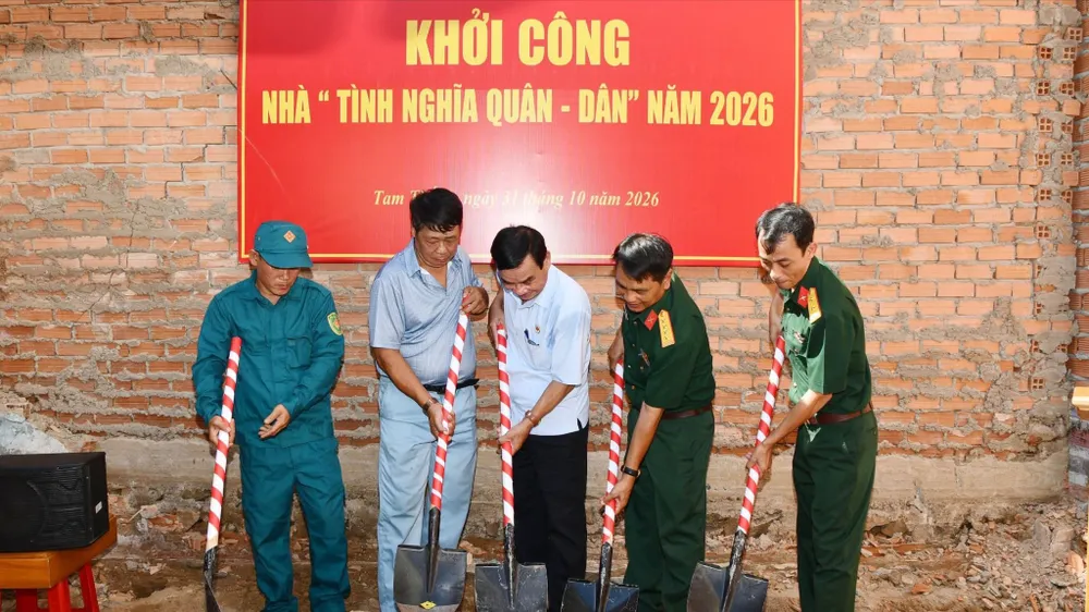 Lễ khởi công nhà "Tình nghĩa Quân - Dân" cho gia đình ông Trần Lê Trung.