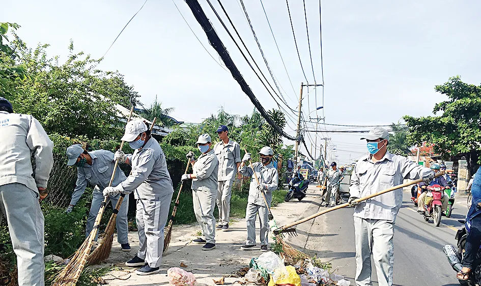 Người dân quét dọn sau khi tham dự hưởng ứng Tuần lễ quốc gia nước sạch và vệ sinh môi trường