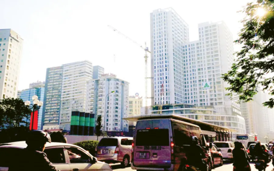 Khu vực nội đô thành phố Hà Nội đang bội thực với hàng loạt chung cư cao tầng, gây áp lực lớn lên hạ tầng đô thị và là nguyên nhân chính gây ùn tắc giao thông