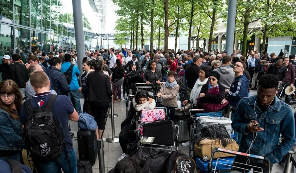 Hàng ngàn hành khách của British Airway chờ đợi tại sân bay Heathrow, ngày 27/5. 