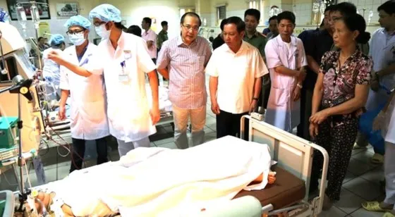 Lãnh đạo tỉnh Hòa Bình tới thăm và động viên bệnh nhân chạy thận bị sốc phản vệ tại Bệnh viện đa khoa tỉnh Hòa Bình.