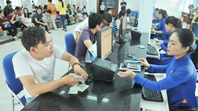 Hành khách mua vé tàu tại ga Sài Gòn. Ảnh: Cao Thăng