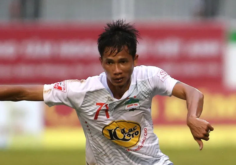 Bạo lực sân cỏ: Vẫn chưa chùn chân
