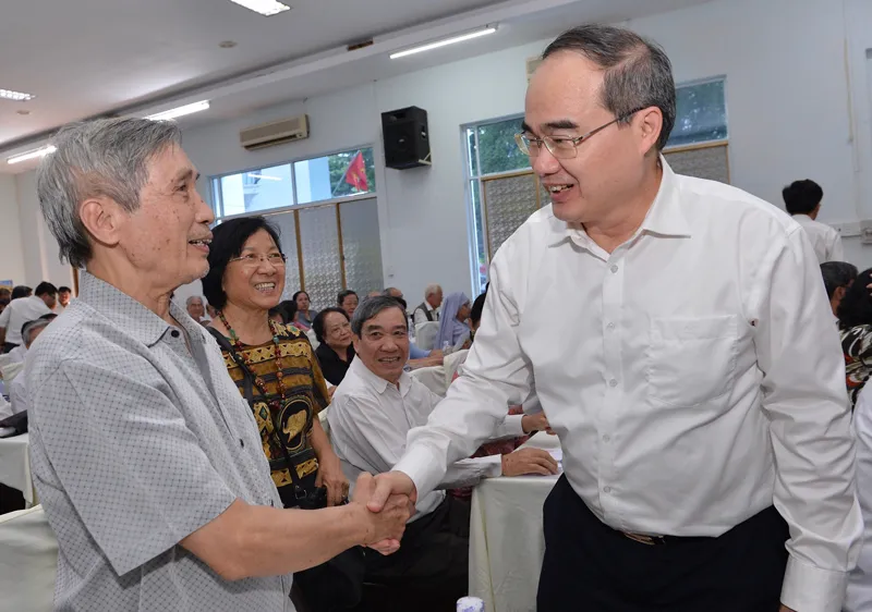Bí thư Thành uỷ TPHCM Nguyễn Thiện Nhân trao đổi tại Hội nghị lần thứ 8 nhiệm kỳ X của Uỷ ban Mặt trận Tổ quốc Việt Nam TPHCM.Ảnh:Việt Dũng
