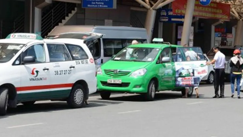 Taxi truyền thống chịu nhiều thuế, phí cao so với Grab, Uber là không đúng