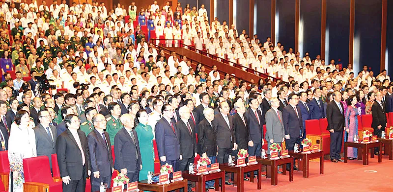 Các đồng chí lãnh đạo và nguyên lãnh đạo Đảng, Nhà nước cùng các đại biểu thực hiện nghi lễ chào cờ tại lễ kỷ niệm