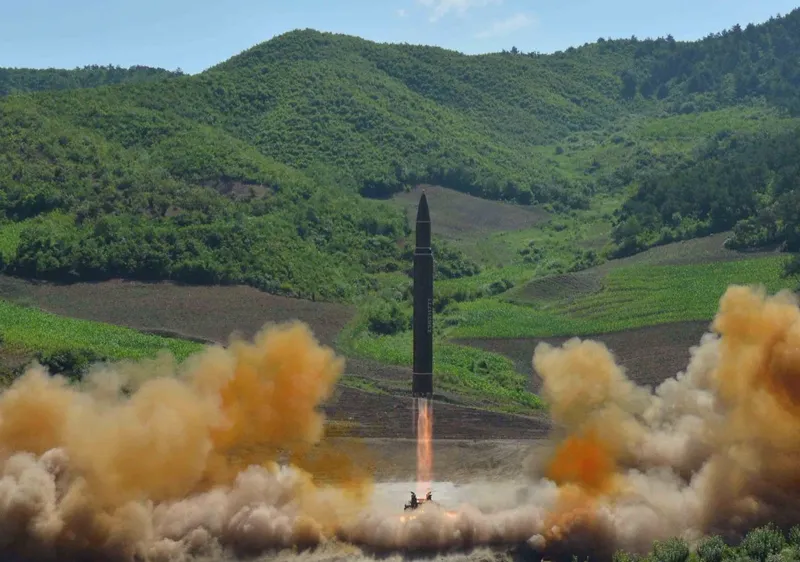 KCNA công bố hình ảnh phóng tên lửa đạn đạo xuyên lục địa (ICBM) Hwasong-14 ngày 4-7-2017