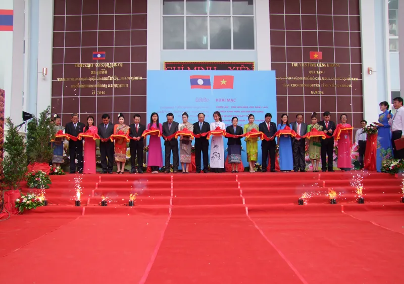 - Lãnh đạo TPHCM và lãnh đạo tỉnh Xiêng Khoảng cắt băng khai mạc triển lãm ảnh
