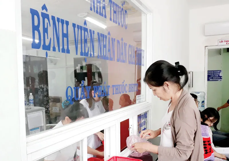 Bệnh nhân có thẻ BHYT nhận thuốc tại Bệnh viện Nhân dân Gia Định. Ảnh: HOÀNG HÙNG