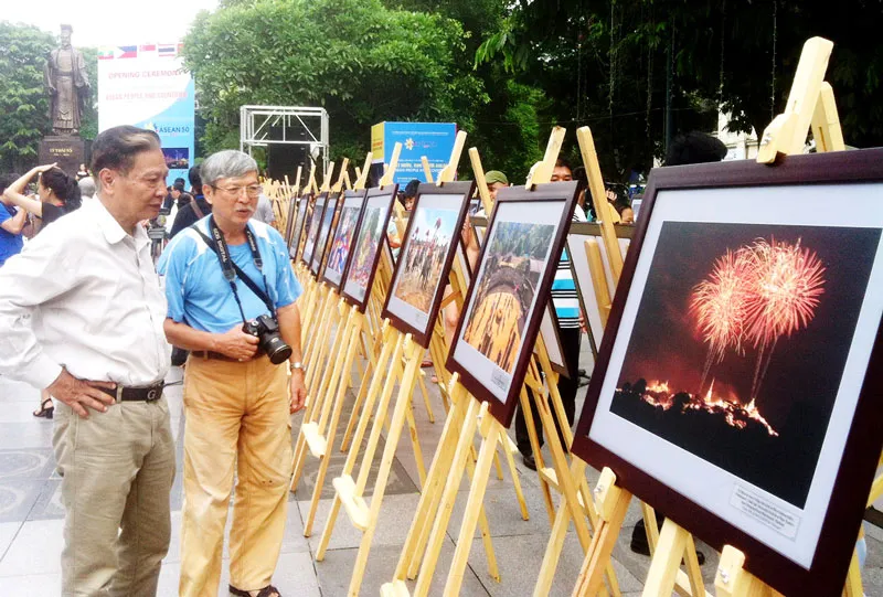 Khách tham quan triển lãm Ảnh: Hoàng Hùng