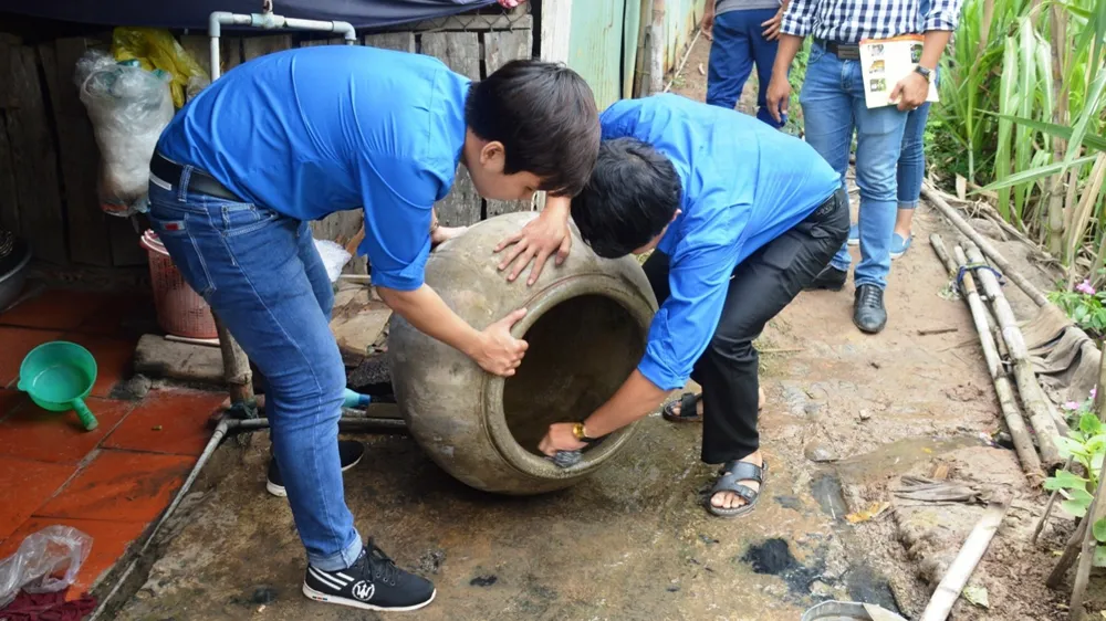 Vệ sinh môi trường quanh khu vực người dân sinh sống góp phần hạn chế muỗi truyền bệnh sốt xuất huyết