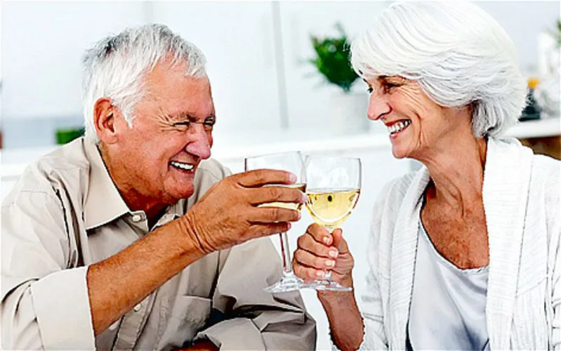 Nghiên cứu mới về bia, rượu vang đối với người lớn tuổi