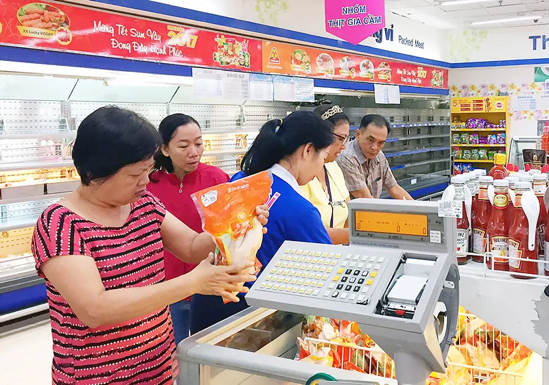 Người dân chọn mua thịt gia cầm tại siêu thị TPHCM