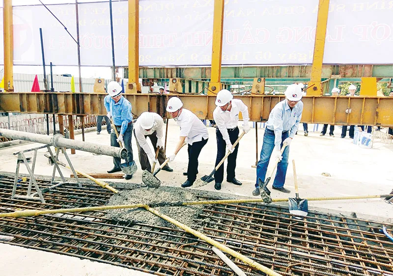 Cầu Nhị Thiên Đường 1 đã chính thức được hợp long sau 8 tháng thi công sửa chữa, nâng cấp.