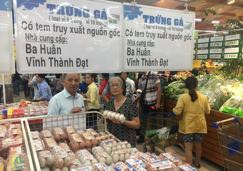 Người tiêu dùng mua trứng có truy xuất nguồn gốc tại siêu thị Co.opmart Đinh Tiên Hoàng