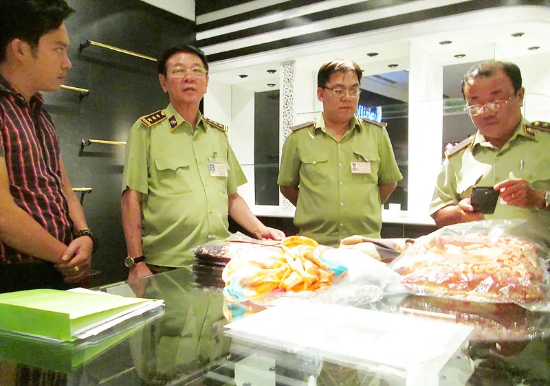 Quản lý thị trường TPHCM kiểm tra các cửa hàng Khaisilk