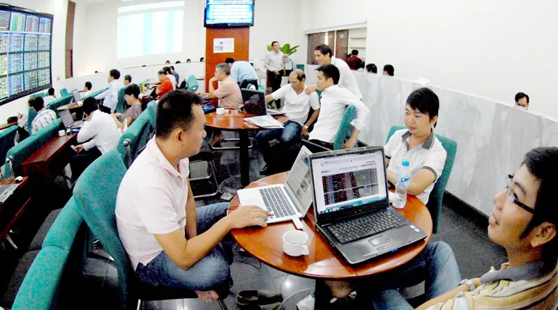 Thị trường chứng khoán “xanh vỏ đỏ lòng”