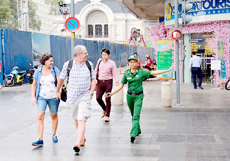 Chị Quách Kim Hoàng nhiệt tình hướng dẫn du khách tại phố đi bộ Nguyễn Huệ