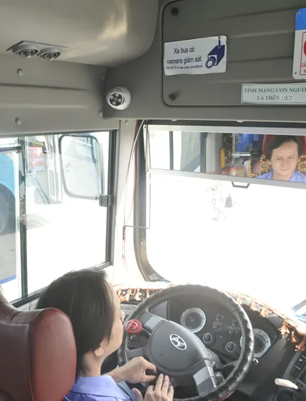 Camera giám sát an ninh được gắn trên xe buýt sẽ góp phần đảm bảo an ninh cho hành khách Ảnh: THÀNH TRÍ