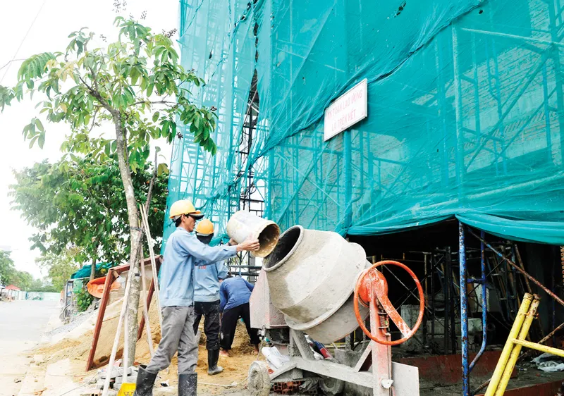 Cá nhân xây dựng công trình trên 100 triệu đồng phải nộp thuế. Ảnh: THÀNH TRÍ 