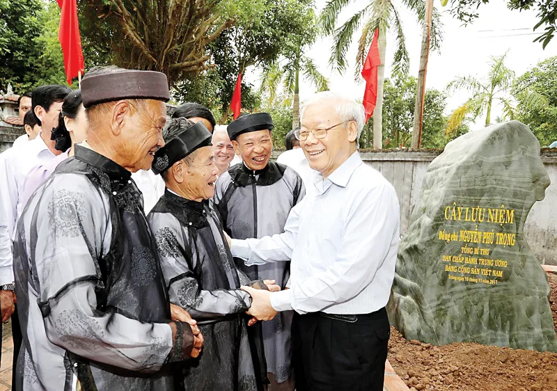 Tổng Bí thư Nguyễn Phú Trọng thăm hỏi nhân dân xã Lý Học, huyện Vĩnh Bảo, TP Hải Phòng