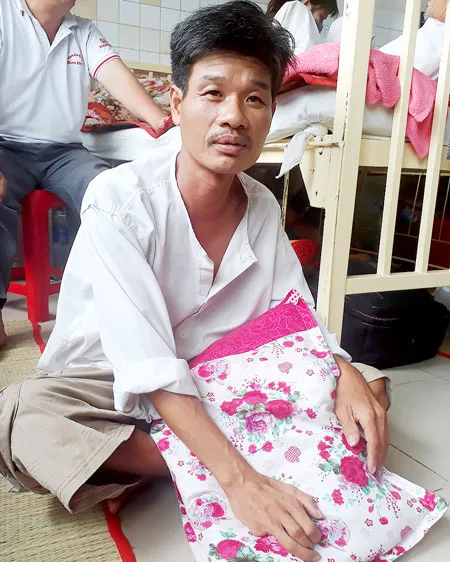 Gia đình nghèo cùng vào bệnh viện