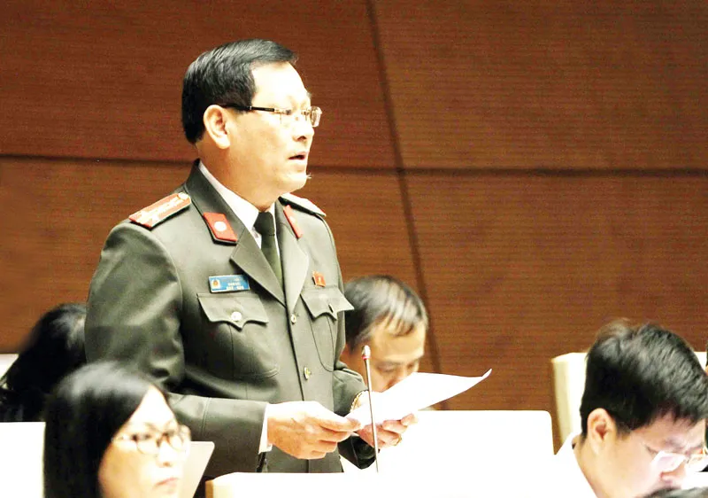 Đại biểu Quốc hội tỉnh Nghệ An Nguyễn Hữu Cầu phát biểu ý kiến