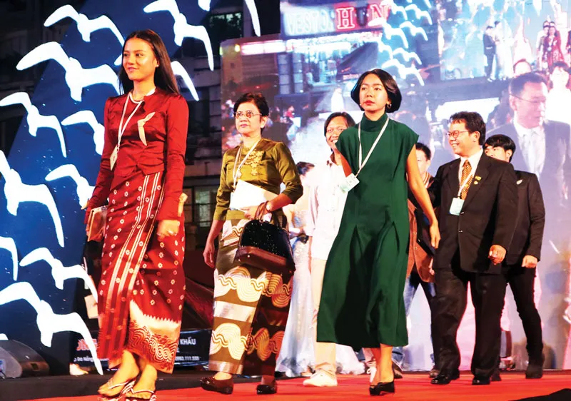 Đoàn làm phim của các nước thuộc khối ASEAN tại Liên hoan phim Việt Nam lần thứ 20