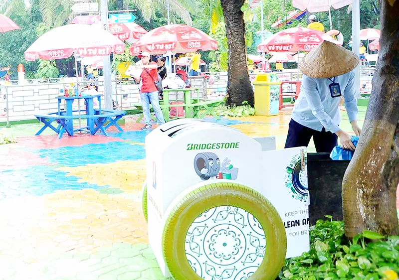 Tặng 200 thùng rác thông minh bảo vệ môi trường