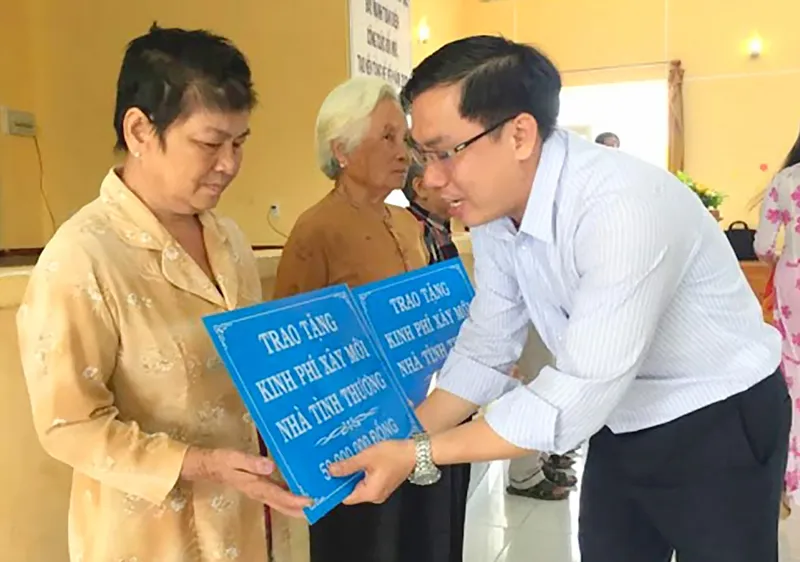 Người dân có hoàn cảnh khó khăn trên địa bàn xã Lý Nhơn nhận kinh phí hỗ trợ xây dựng nhà tình thương