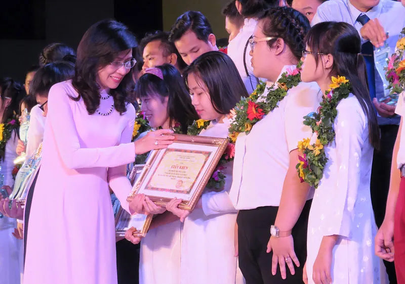 TPHCM tuyên dương “Sinh viên 5 tốt” và “Học sinh 3 tích cực” năm 2017