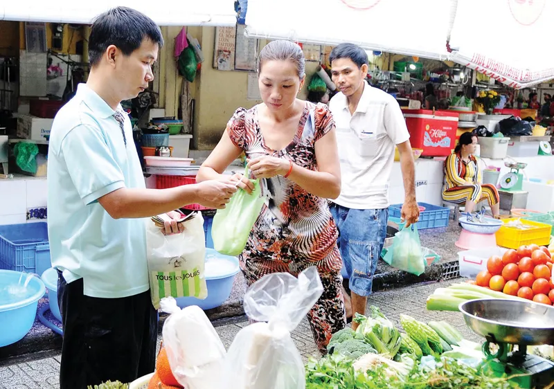 Tiểu thương sử dụng túi ni lông trong hoạt động mua bán tại một chợ ở TPHCM Ảnh: THÀNH TRÍ